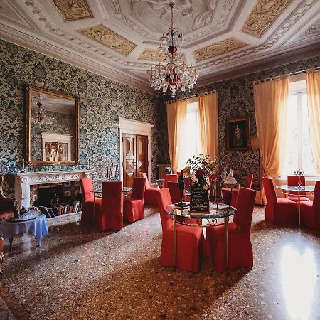 Salotto Delle Arti Hotel Модена Екстериор снимка