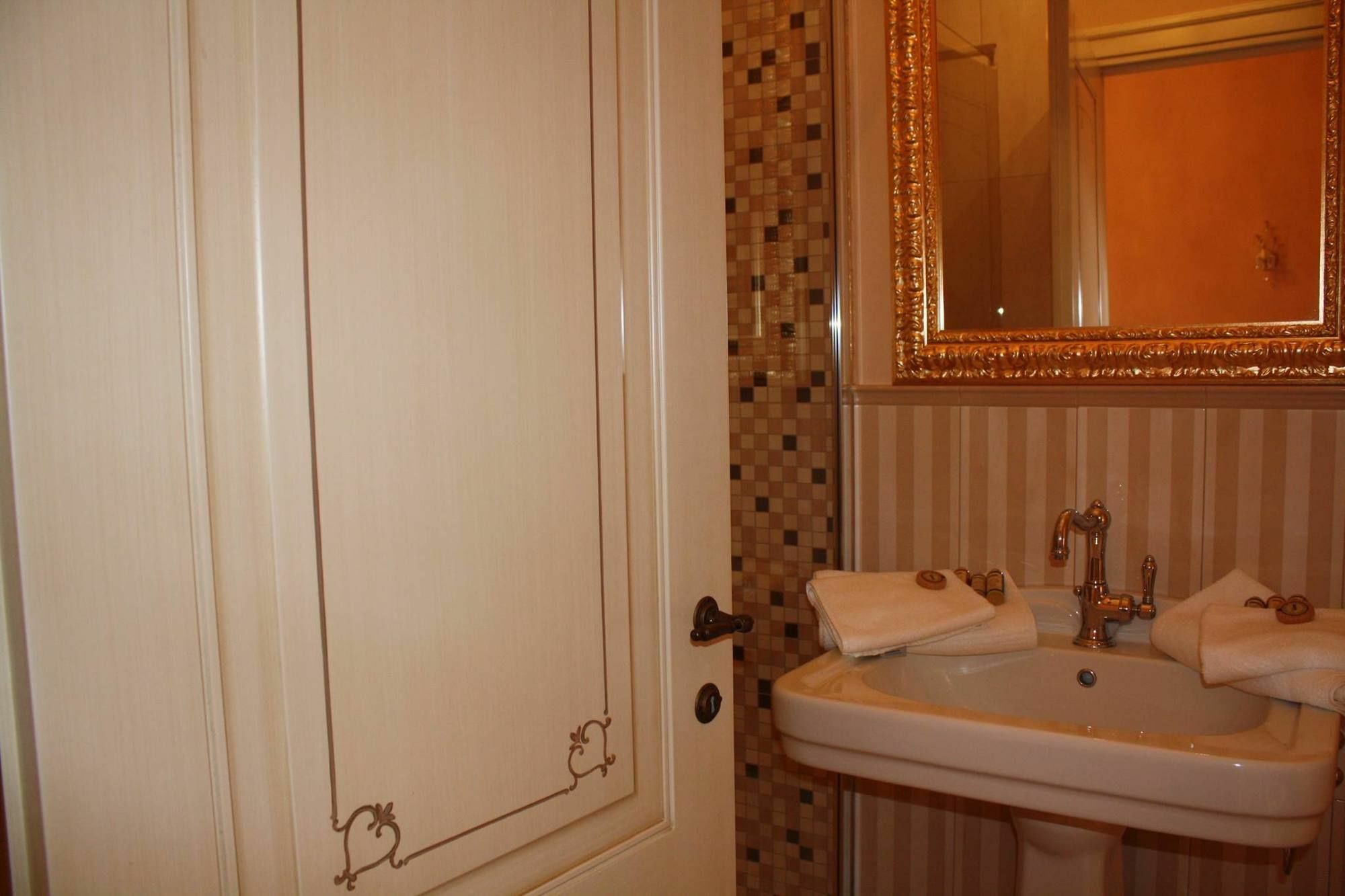 Salotto Delle Arti Hotel Модена Екстериор снимка